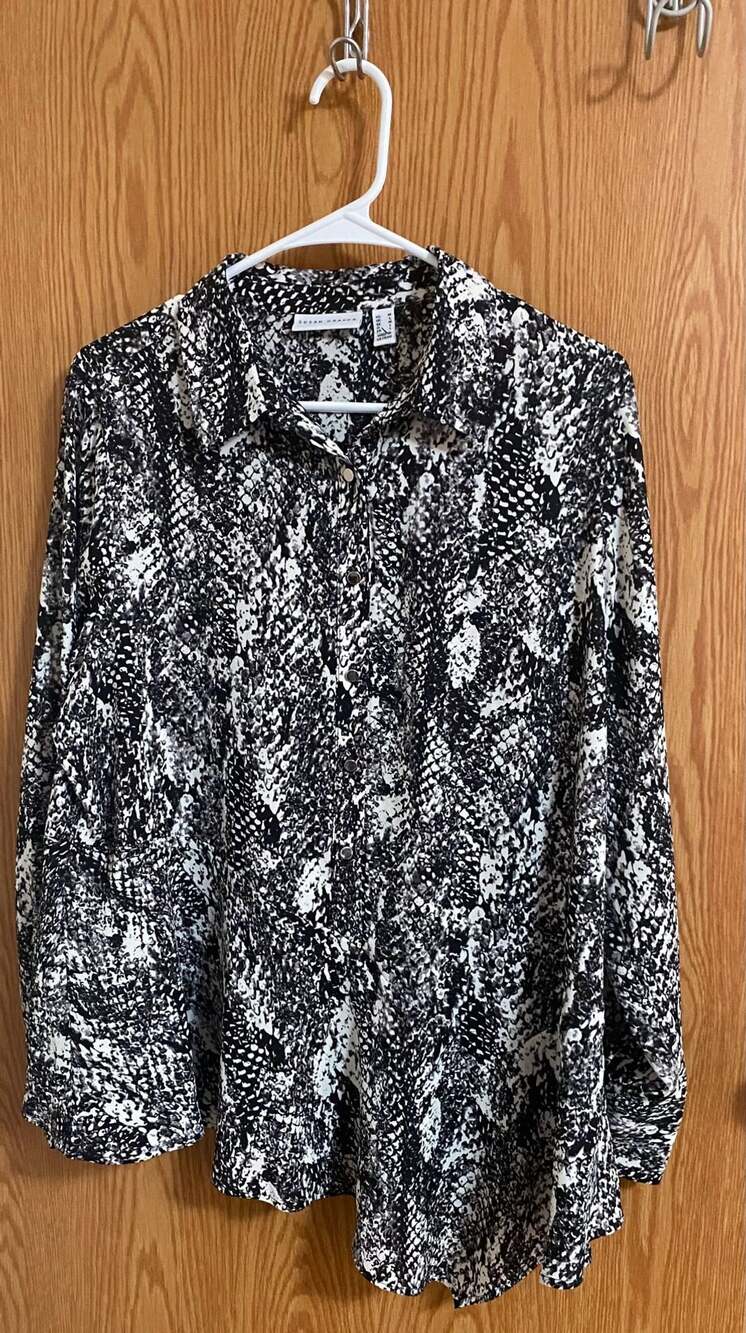 Susan Graver Blouse Size M Black White Snake Print Button Down Shirt